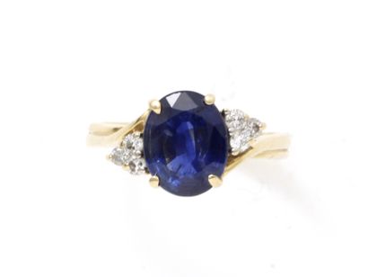 Bague en or 575 millièmes ornée d'un saphir...
