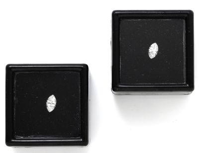 Lot de 2 diamants taille navette sur papier.
Poids...