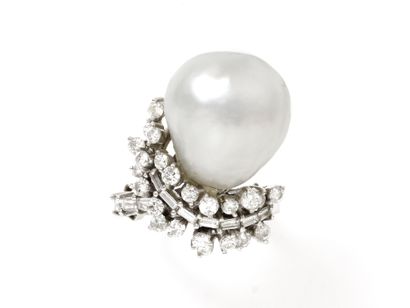 Bague en or gris 585 millièmes, à décor de...