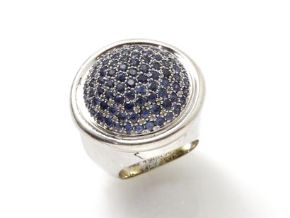 Importante bague dôme en or gris 750 millièmes...