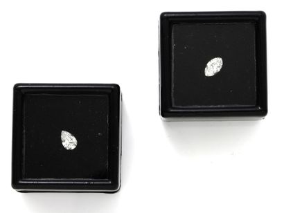 Lot de 2 diamants taille navette et poire...