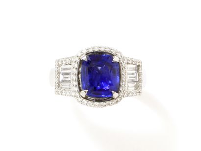 Bague en or gris 750 millièmes, ornée d'un...
