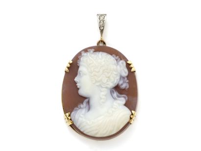 Pendentif en or 750 millièmes de forme ovale,...