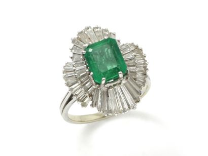 Bague jupe en or gris 750 millièmes, ornée...