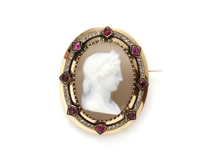 Broche en or 750 millièmes de forme ovale,...