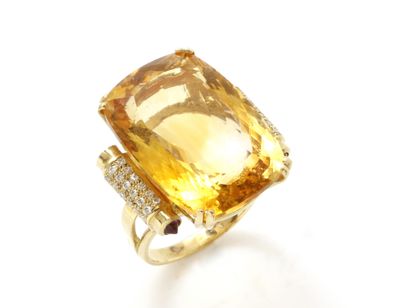 Belle bague en or 750 millièmes habillée...