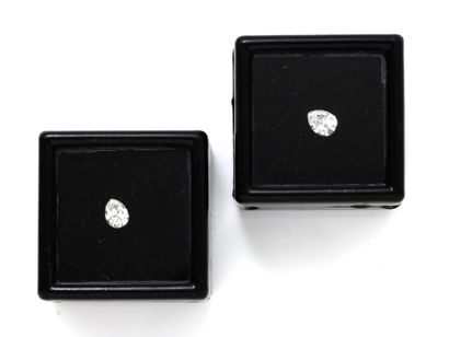 Lot de 2 diamants taille poire sur papier.
Poids...