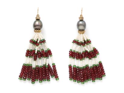 Belle paire de pendants d'oreilles en or...