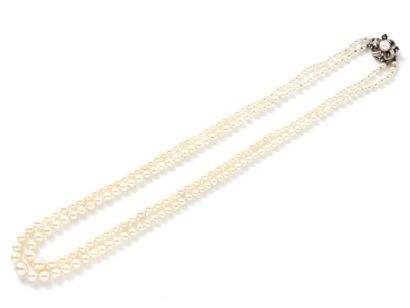 Collier composé de 2 chutes de perles de...
