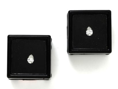 Lot de 2 diamants taille poire sur papier.
Poids...