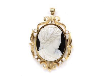 Broche pendentif en or 750 millièmes de forme...