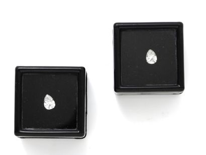 Lot de 2 diamants taille poire sur papier.
Poids...