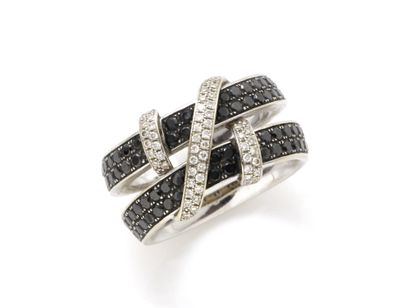 Bague jonc en or gris 750 millièmes, à décor...