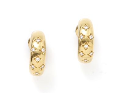Paire de boucles d'oreilles créoles en or...