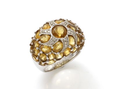 Bague dôme en or gris 750 millièmes centrée...