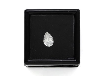 Diamant taille poire sur papier.
Poids du...