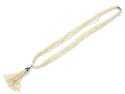 Délicat collier composé de 6 rangs de perles...