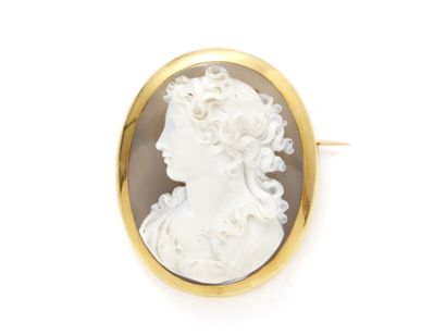 Broche en or 750 millièmes, ornée d'un camée...