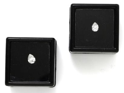 Lot de 2 diamants taille poire sur papier.
Poids...