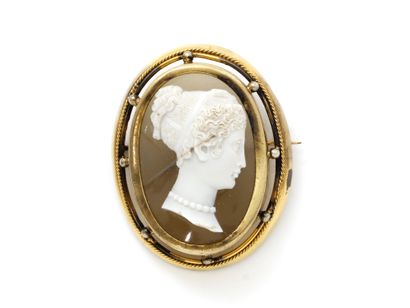 Broche en métal doré ornée d'un camée agate...