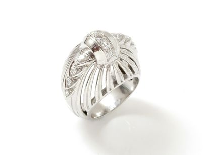 Bague dôme stylisée en or gris 750 et platine...