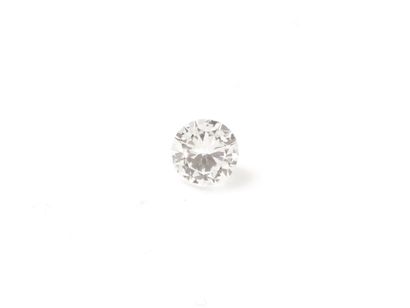 Diamant rond brillanté sur papier.
Poids...