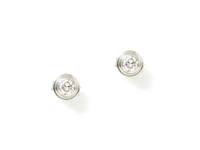 Paire de clous d'oreilles en or gris 750...