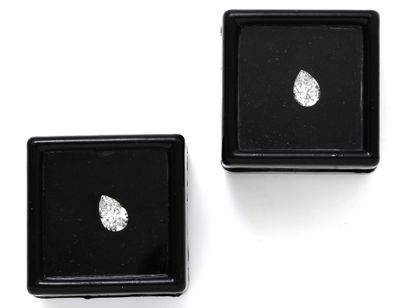 Lot de 2 diamants taille poire sur papier.
Poids...