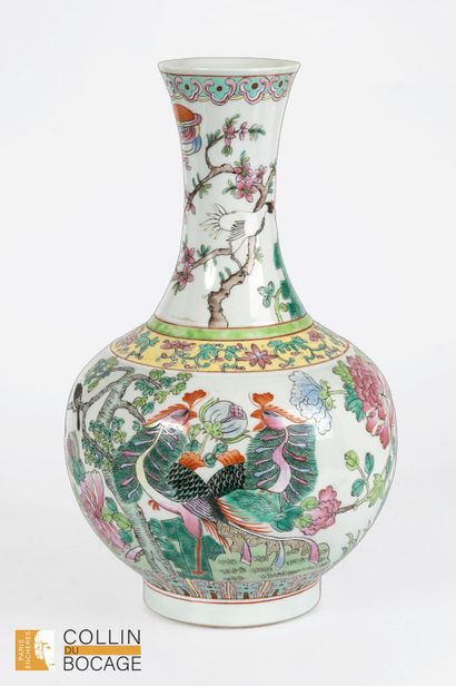 CHINA Enameled porcelain baluster vase decorated...