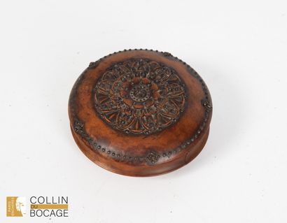 small round box with floral decoration
studded...