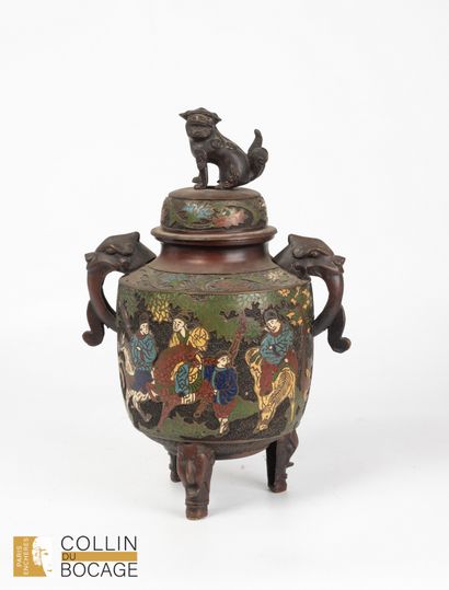 Japan XXth 
tripod covered pot with chimera...