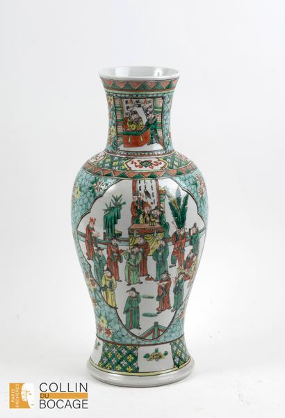 Baluster vase decorated with Palace scenes...