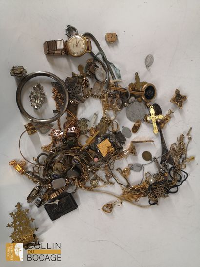 A set of costume jewelry (including bracelets,...