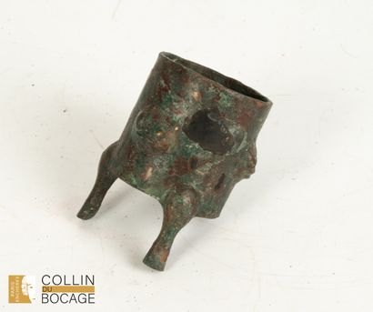 Tripod pot in bronze with excavation patina,...