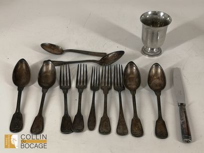 A set of costume jewelry (including bracelets,...