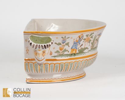 MOUSTIER
Jardiniere
Earthenware
L. 37cm;...