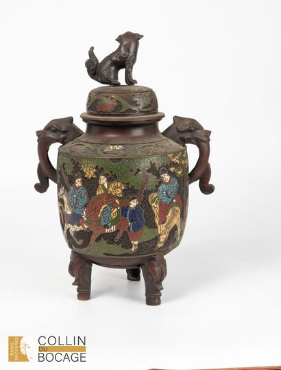 Japan XXth 
tripod covered pot with chimera...