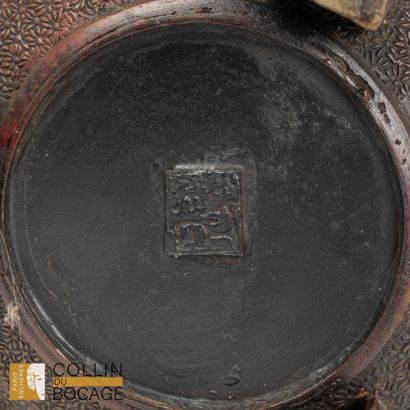 Japan XXth 
tripod covered pot with chimera...