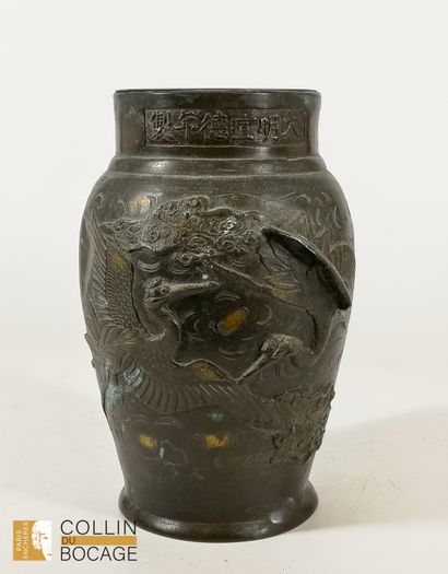 JAPAN, early 20th century
Bronze jardinière...