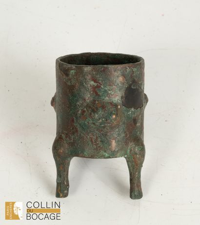 Tripod pot in bronze with excavation patina,...