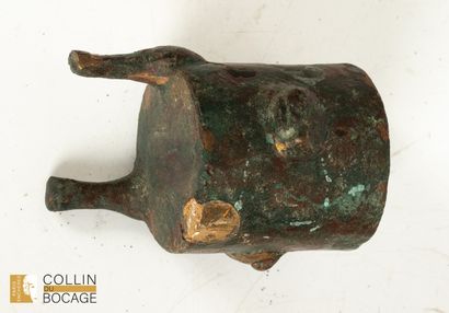 Tripod pot in bronze with excavation patina,...