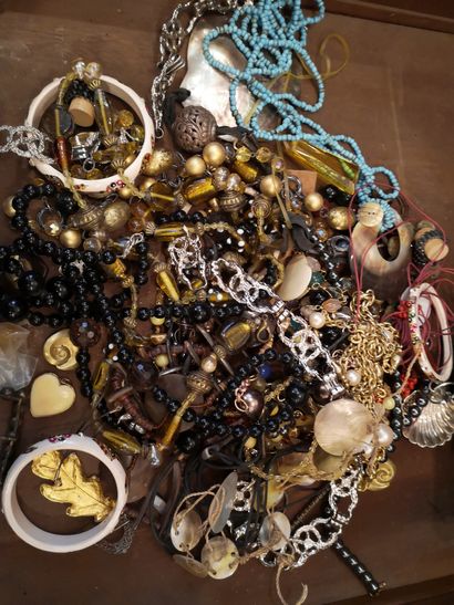 lot of costume jewelry.
Bracelets, necklaces,...