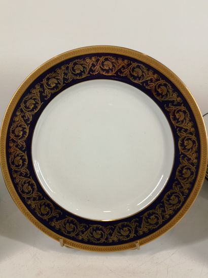 MOUTON ROTHSCHILD
Gold filet porcelain dinner...