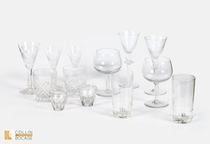 Ensemble de verrerie dépareillée en verre...