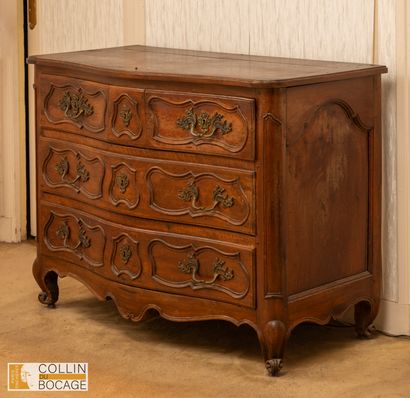 Commode cintrée en bois naturel mouluré et...