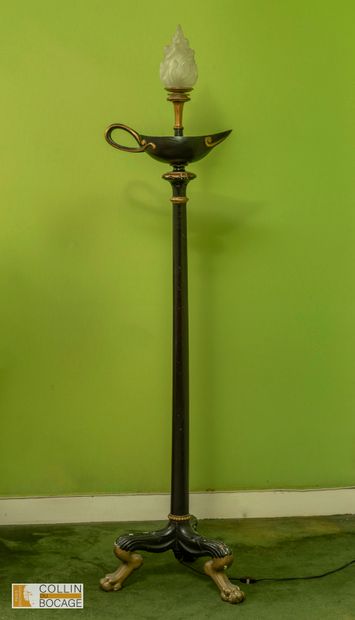 Lampadaire en bois laqué noir et doré reprenant...