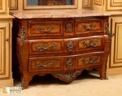 Commode tombeau en bois de placage marqueté...