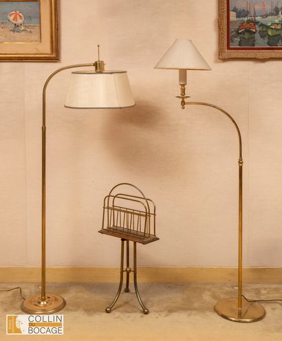Deux lampadaires courbes en métal doré, l’un...
