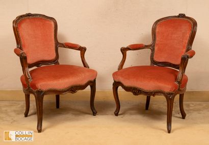 Deux fauteuils cabriolet en bois naturel...