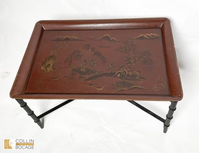 Table basse à plateau décoré de scenes chinoises...